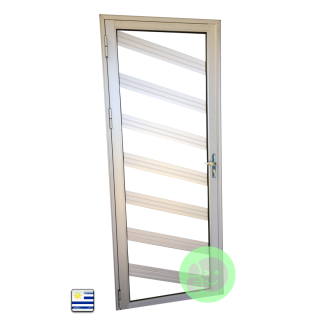 puerta ciega de aluminio con vidrio en laparte superior